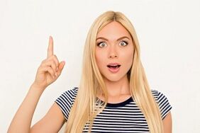 Das Mädchen spricht über Penisvergrößerung mit Limonade