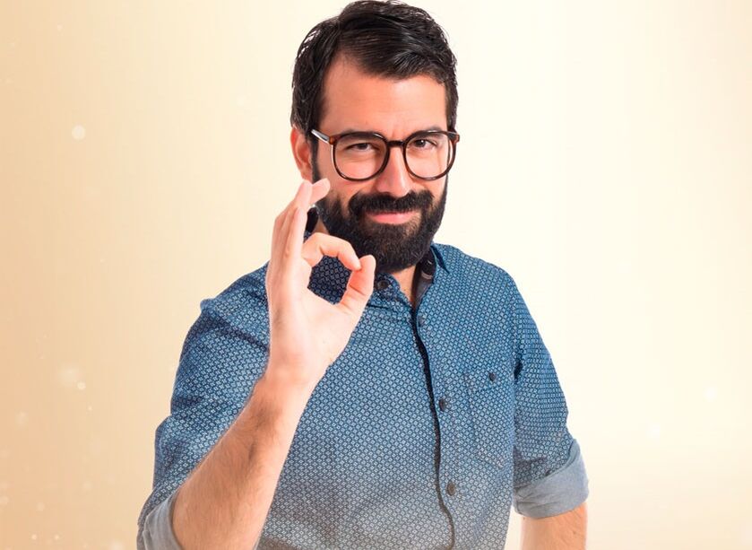 Mann ist zufrieden mit Penisvergrößerung mit Limonade