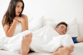 Frau überrascht vom vergrößerten Penis ihres Freundes